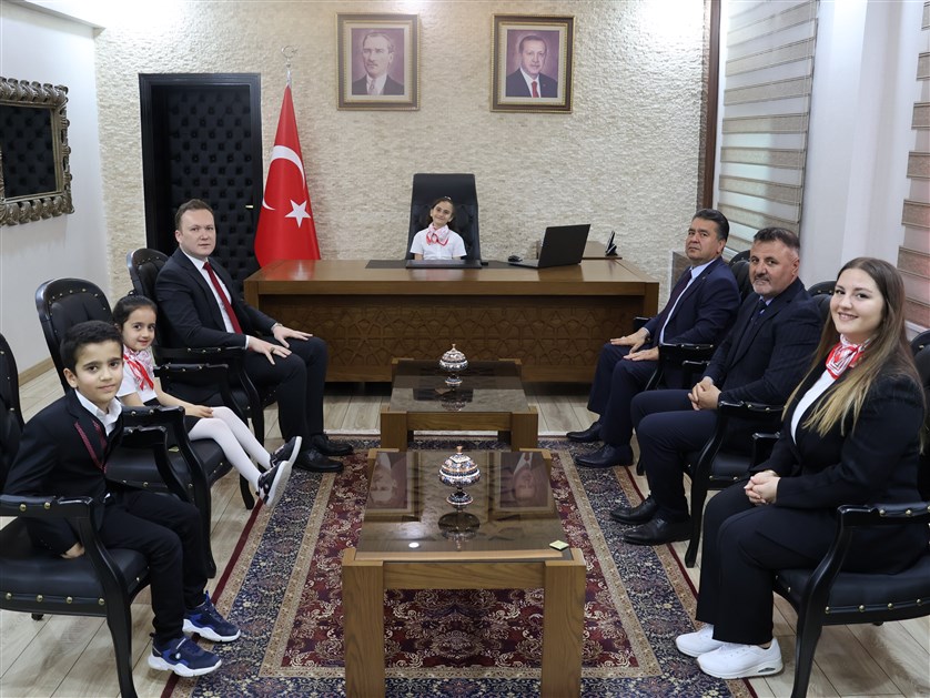 Kaymakamımız Sayın Mehmet Sadık KILIÇ, 23 Nisan Ulusal Egemenlik ve Çocuk Bayramı’nda Makamını Devretti.