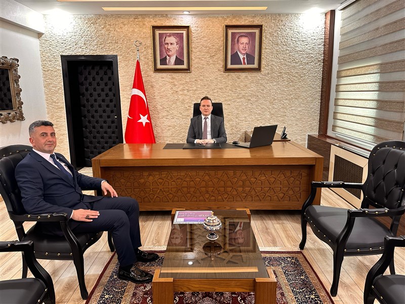 Kaymakamımız Sayın Mehmet Sadık KILIÇ, İlçe Halk Kütüphane Sorumlusu Nizamettin ÖZTÜRK'ü Makamında Kabul Etti.