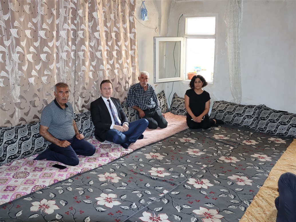  Kaymakamımız Sayın Mehmet Sadık KILIÇ, İlçemiz Dereyanı Mahallesinde İkamet Eden ÖZTÜRK ve ADIBELLİ Ailelerini Ziyaret Etti.