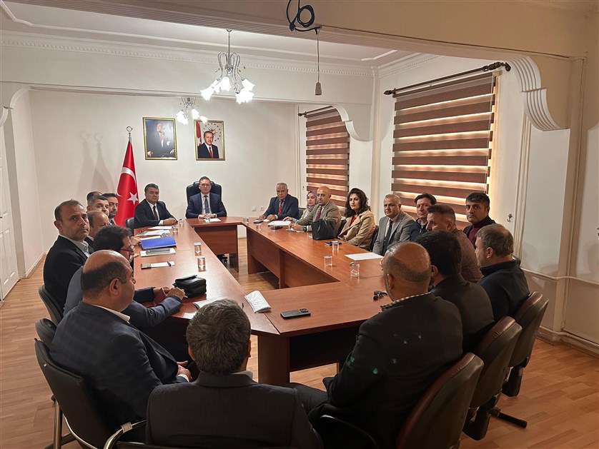 Kaymakamımız Sayın Mehmet Sadık KILIÇ, İlçe Milli Eğitim Müdürü ve Tüm Okul Müdürlerin Katılımıyla Toplantı Yaptı.